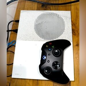 Xbox one S 500gb + 2 controllers!